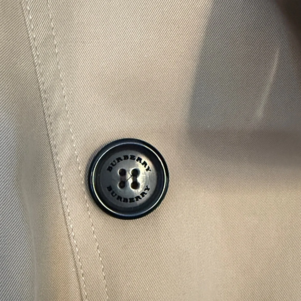 Burberry The Sandringham Trench Coat in Camel - Picture 4 of 10